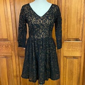 Pinky Lined Black Lace V-Neck Long-sleeved Skater Dress Small